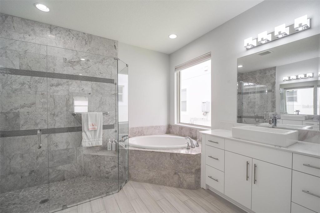 Image 35 of property listing at 10481 ROYAL CYPRESS WAY, Orlando, FL 32836