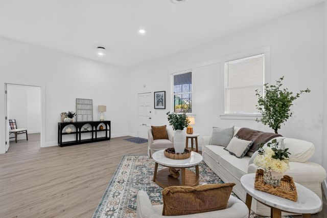 2354 Oakmont St, Sacramento, CA 95815