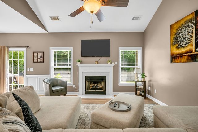 214 Wyburn Pl, Burns, TN 37029