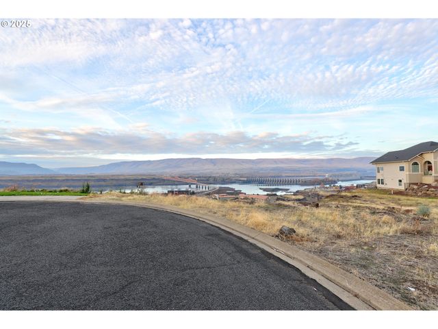 512 E KNOLL Ct, The Dalles, OR 97058