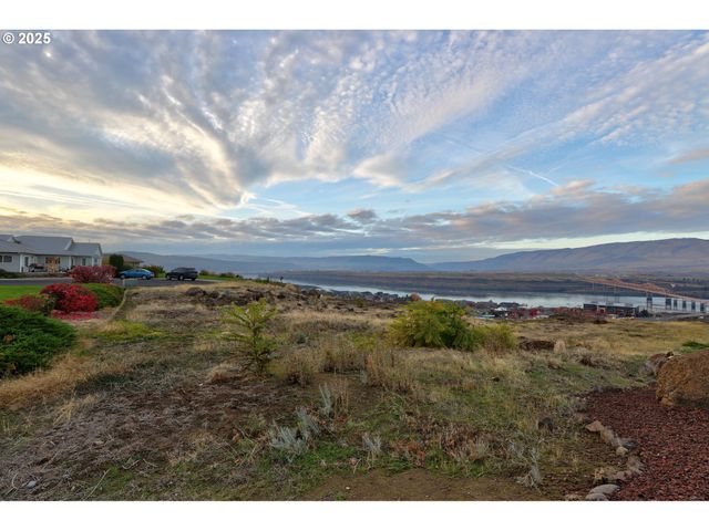 512 E KNOLL Ct, The Dalles, OR 97058