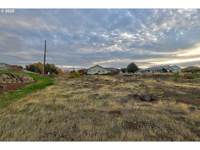 512 E KNOLL Ct, The Dalles, OR 97058