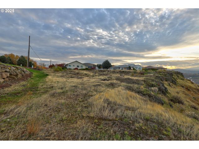 512 E KNOLL Ct, The Dalles, OR 97058