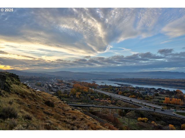 512 E KNOLL Ct, The Dalles, OR 97058