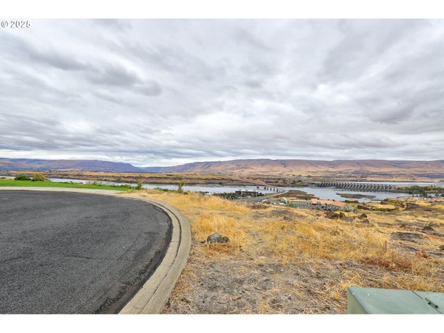 512 E KNOLL Ct, The Dalles, OR 97058