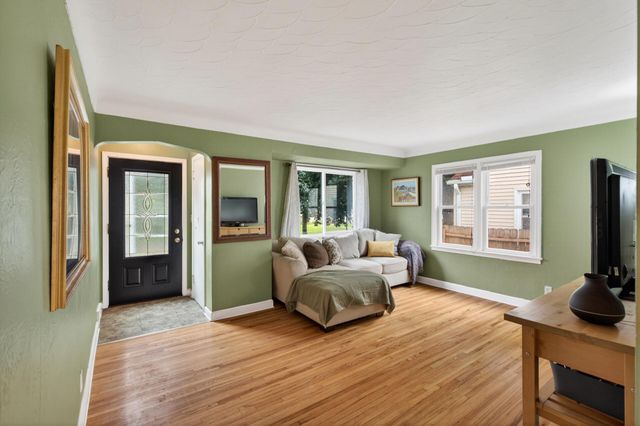 1843 Montana Avenue E, Saint Paul, MN 55119