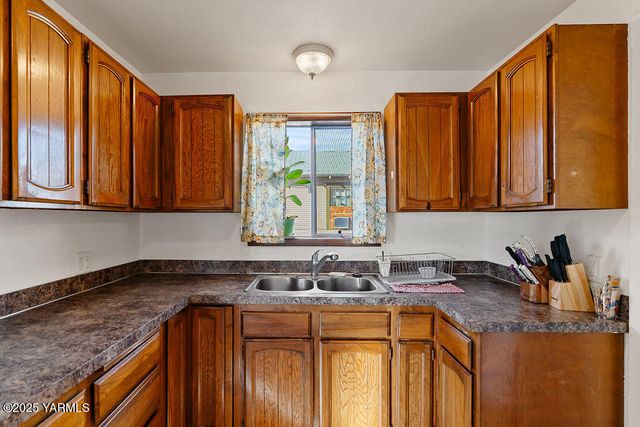 922 S 9th Ave, Yakima, WA 98902