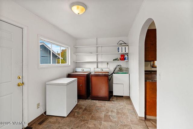 922 S 9th Ave, Yakima, WA 98902