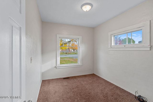 922 S 9th Ave, Yakima, WA 98902