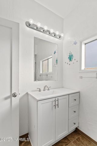 922 S 9th Ave, Yakima, WA 98902