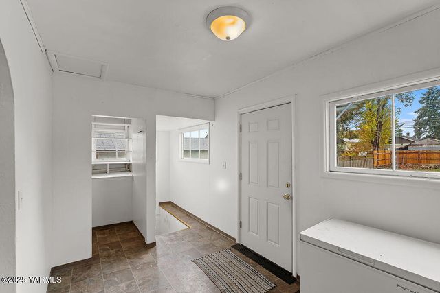 922 S 9th Ave, Yakima, WA 98902