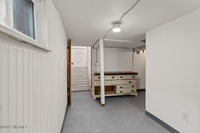 922 S 9th Ave, Yakima, WA 98902