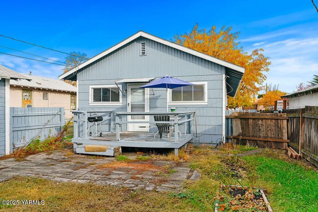 922 S 9th Ave, Yakima, WA 98902