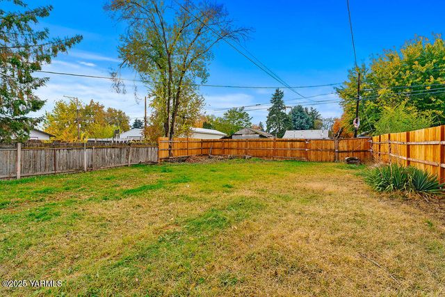 922 S 9th Ave, Yakima, WA 98902