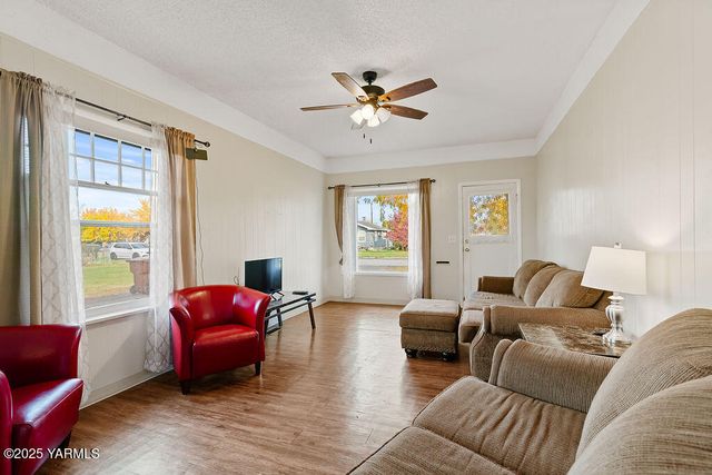 922 S 9th Ave, Yakima, WA 98902