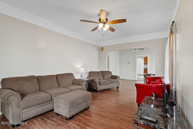 922 S 9th Ave, Yakima, WA 98902