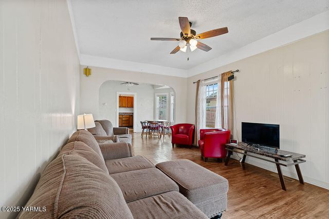 922 S 9th Ave, Yakima, WA 98902