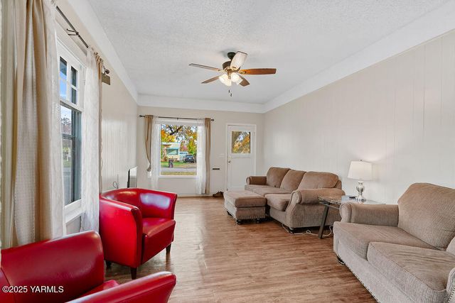 922 S 9th Ave, Yakima, WA 98902