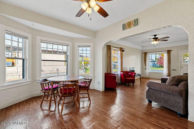 922 S 9th Ave, Yakima, WA 98902