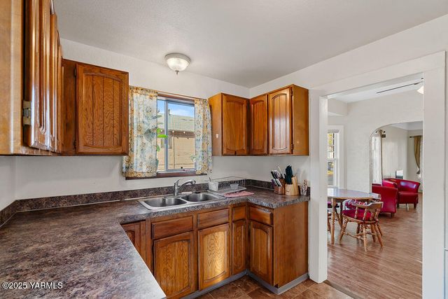 922 S 9th Ave, Yakima, WA 98902