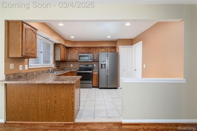 31280 Misty Pines Drive, Farmington Hills, MI 48336