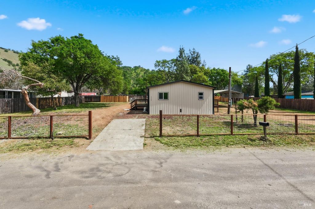 2796 8th St, Clearlake, CA 95422