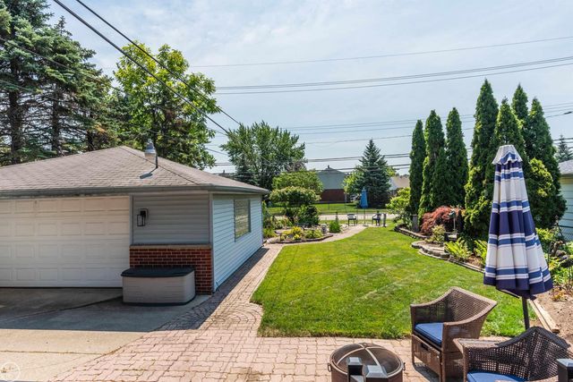 8324 Darlene Street, Warren, MI 48093