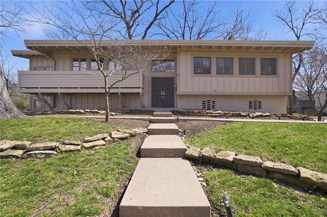 8329 Reinhardt Street, Prairie Village, KS 66206