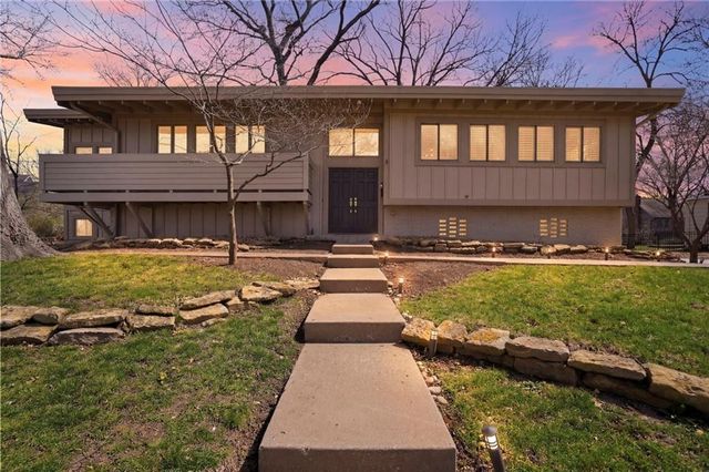 8329 Reinhardt Street, Prairie Village, KS 66206