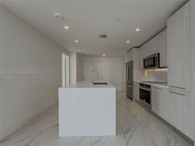 2000 Metropica Way 2009, Sunrise, FL 33323