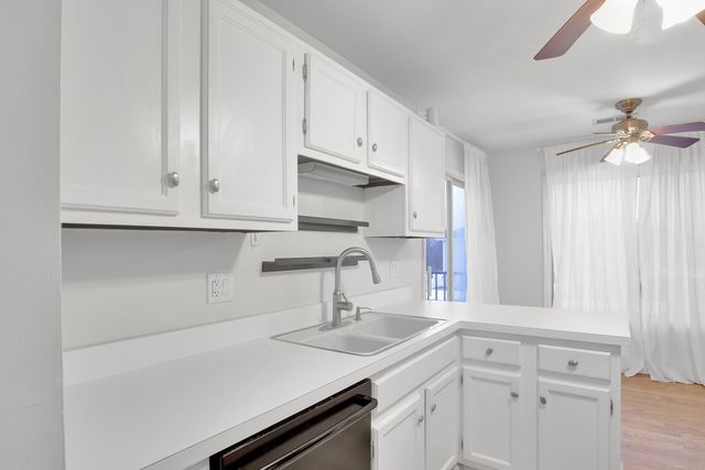 7010 Brighton Court 204, Woodridge, IL 60517