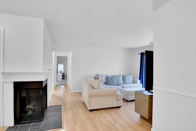 7010 Brighton Court 204, Woodridge, IL 60517