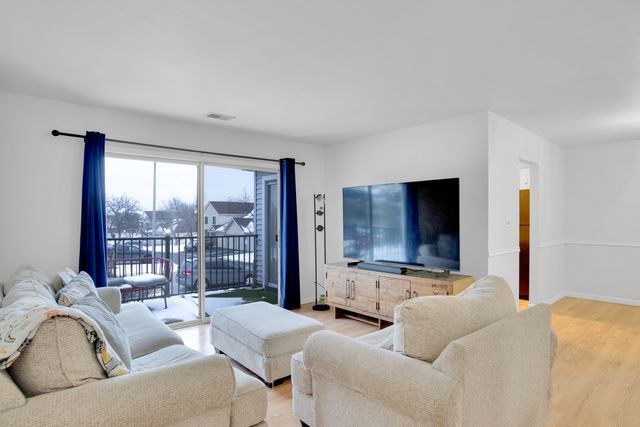 7010 Brighton Court 204, Woodridge, IL 60517