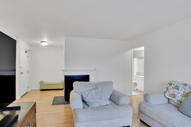 7010 Brighton Court 204, Woodridge, IL 60517