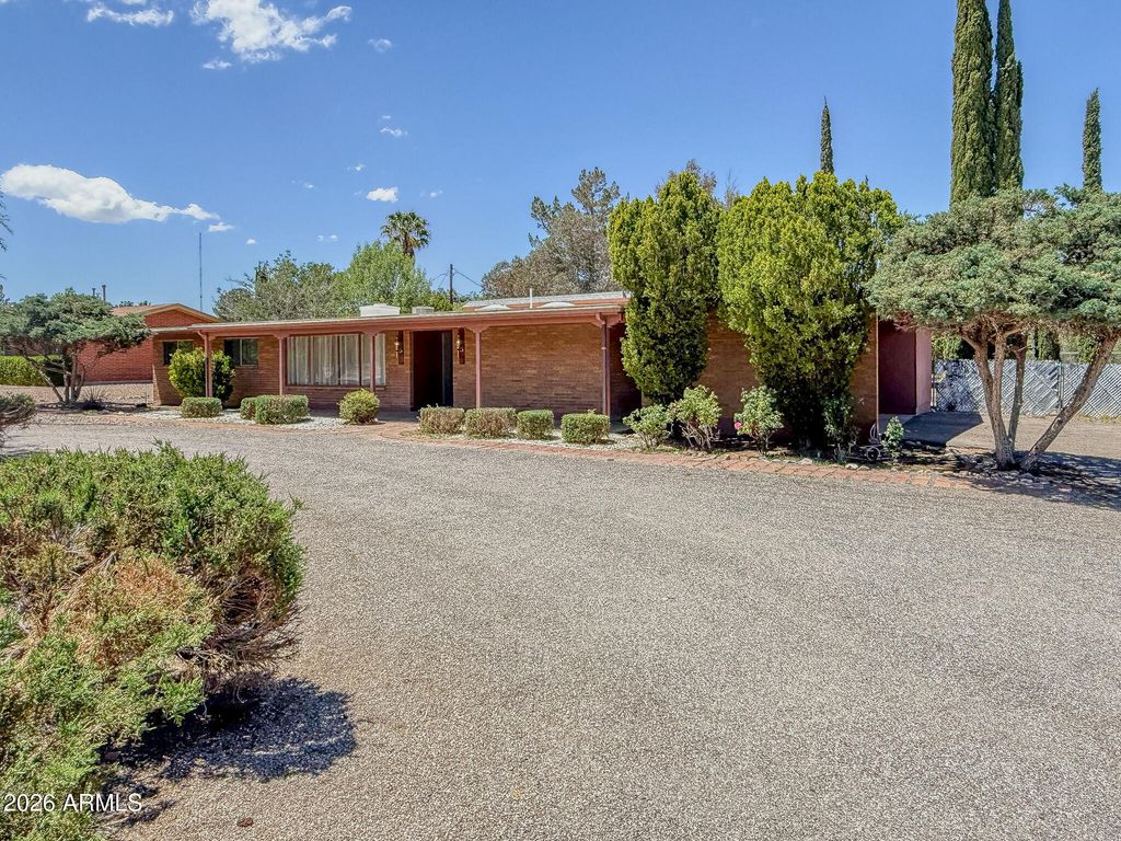 Image 2 of property listing at 948 CACTUS WREN Lane, Sierra Vista, AZ 85635