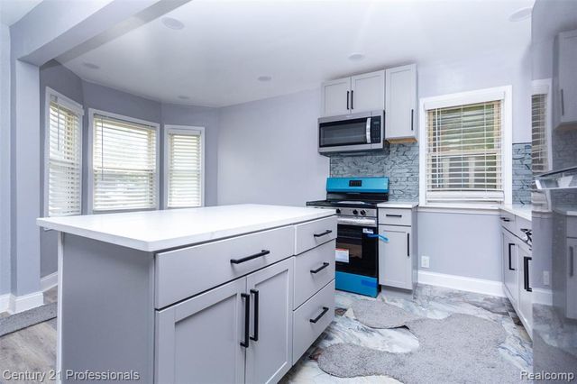 9037 Longacre Street, Detroit, MI 48228