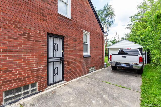 9037 Longacre Street, Detroit, MI 48228