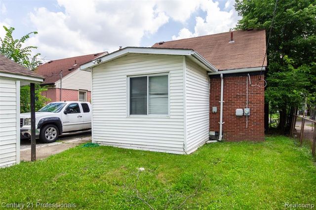 9037 Longacre Street, Detroit, MI 48228