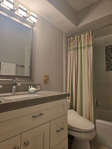 1136 Greenleaf Avenue 203, Wilmette, IL 60091