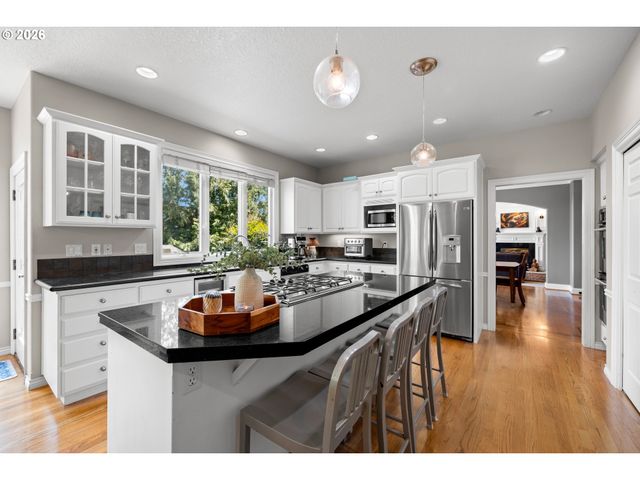 17485 BROOKHURST Dr, Lake Oswego, OR 97034
