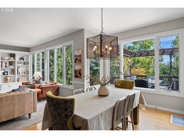17485 BROOKHURST Dr, Lake Oswego, OR 97034