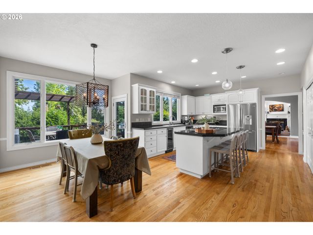 17485 BROOKHURST Dr, Lake Oswego, OR 97034