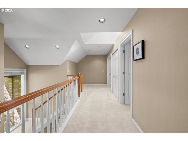 17485 BROOKHURST Dr, Lake Oswego, OR 97034