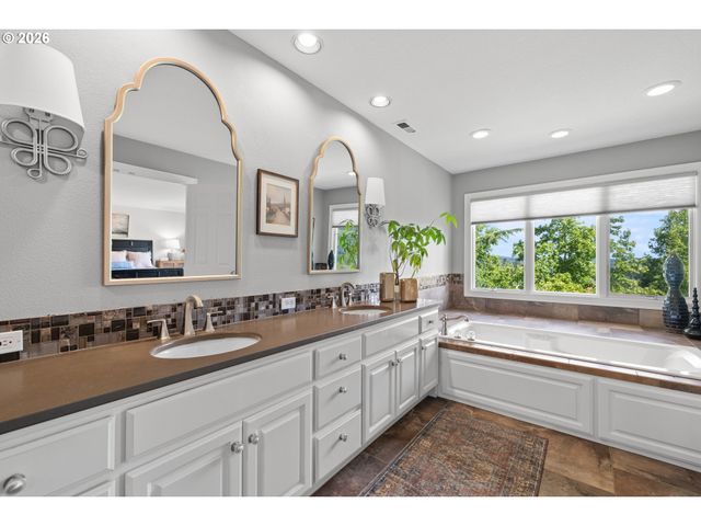 17485 BROOKHURST Dr, Lake Oswego, OR 97034