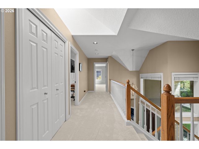 17485 BROOKHURST Dr, Lake Oswego, OR 97034