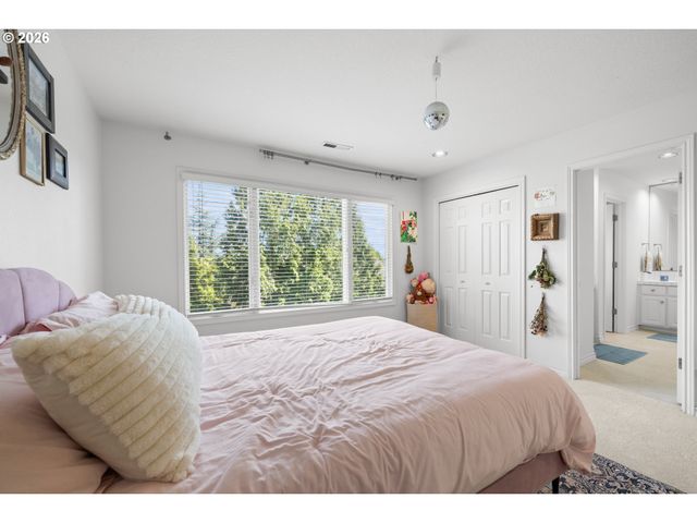 17485 BROOKHURST Dr, Lake Oswego, OR 97034