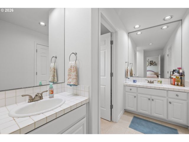 17485 BROOKHURST Dr, Lake Oswego, OR 97034