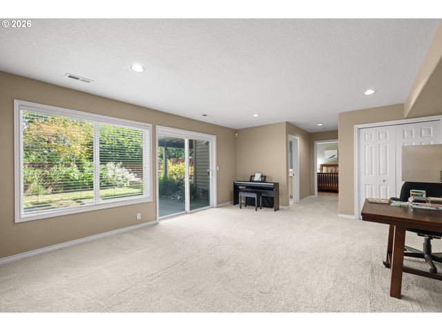 17485 BROOKHURST Dr, Lake Oswego, OR 97034