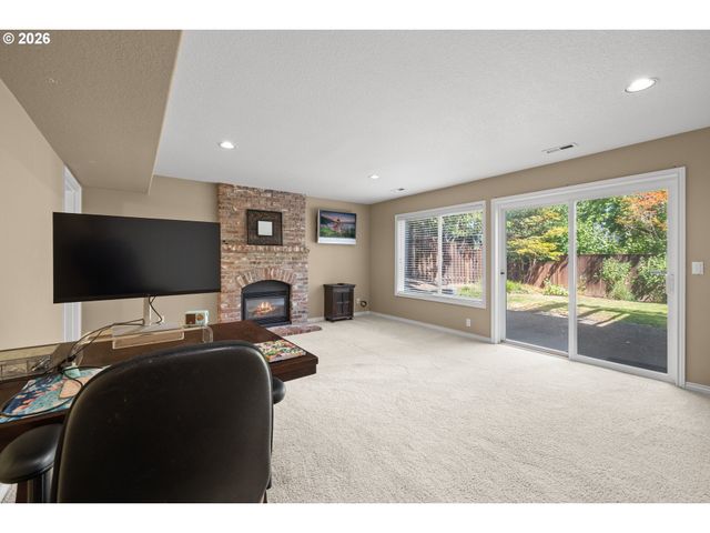 17485 BROOKHURST Dr, Lake Oswego, OR 97034