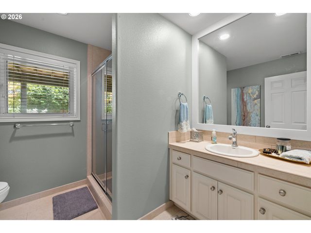 17485 BROOKHURST Dr, Lake Oswego, OR 97034